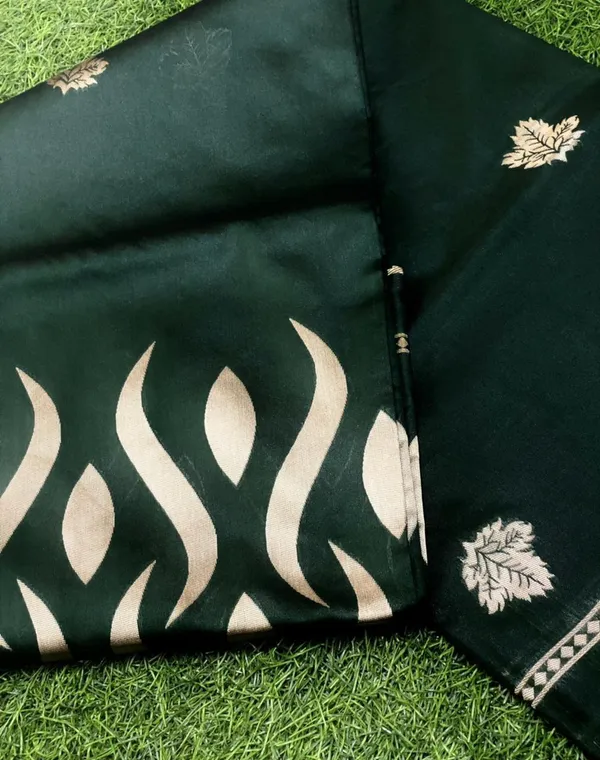 Dark_Green_Woven_Kanjivaram_Silk_Saree_with_Saree_Cover